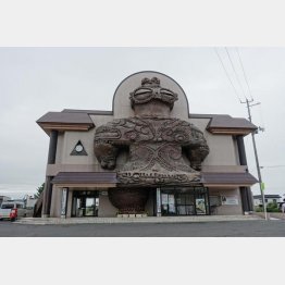 しゃこちゃんが目立つ木造駅（Ｃ）日刊ゲンダイ