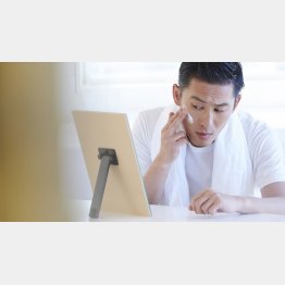 最近は男性も化粧を！？（Ｃ）ＰＩＸＴＡ