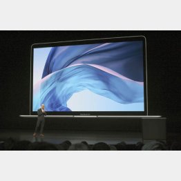 「マックブックエア」の新型を発表する米アップルのクックＣＥＯ（Ｃ）共同通信社