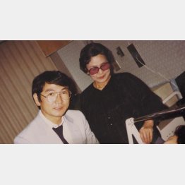 母のキヨニさんと（提供写真）