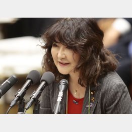 苦しくてもくるりんパーマは健在（Ｃ）日刊ゲンダイ