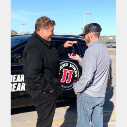 ザックさん（右）にキーを渡すリアトードＣＥＯ（ジミー・ジョーンズのツイッターから）