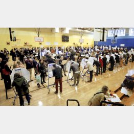 米中間選挙の投票をする大勢の有権者ら（６日、ニューヨーク）／（Ｃ）ゲッティ＝共同