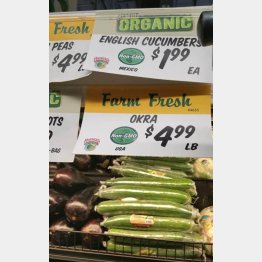 値段に「有機」「ＮｏｎＧＭＯ」のシール（山田正彦氏が米国で撮影）