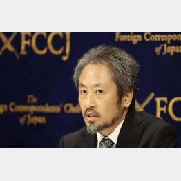 外国人記者から大きな拍手で迎えられた安田純平さん（Ｃ）日刊ゲンダイ