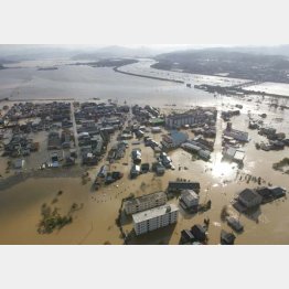 天候・災害だけが理由なのか（西日本豪雨で水浸しになった豊岡市の住宅街）／（Ｃ）共同通信社