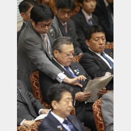 答弁に窮する桜田五輪相に助言を送る官僚（手前が安倍首相）／（Ｃ）日刊ゲンダイ