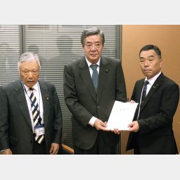 自民・竹下前総務会長（中）に種子法“復活”を要請（Ｃ）日刊ゲンダイ