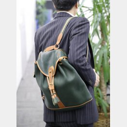 いまどきの通勤リュックはジャケットの肩に要注意（Ｃ）日刊ゲンダイ