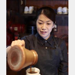 店長の菅井さん（Ｃ）日刊ゲンダイ