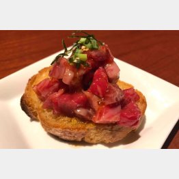 ユッケはブルスケッタのようにいただく（提供写真）