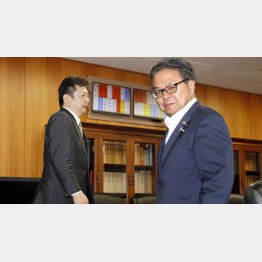 世耕経産相（右）との会談に臨む東京電力の小早川智明社長／（Ｃ）共同通信社