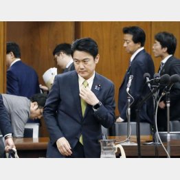 衆院法務委員会が散会し、引き揚げる山下法相（Ｃ）共同通信社