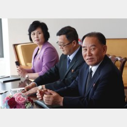 奥の女性が金聖恵氏（Ｃ）ロイター共同