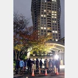 カルロス・ゴーン会長の自宅近くに集まった報道陣（東京都港区）／（Ｃ）共同通信社