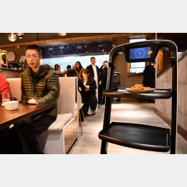 配膳もロボット（C)新華社／共同通信イメージズ