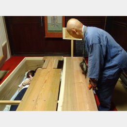 「暗闇体験」でお棺の中へ（１０分無料）／（提供写真）