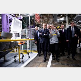 マクロン仏大統領はルノー・日産合併に前のめり（ルノー工場を視察するマクロン仏大統領）（Ｃ）ロイター共同