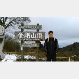 金剛山の頂きに立つファイナンシャルプランナーの藤原久敏さん（提供写真）
