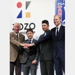 米ツアー開催発表に出席した青木功（左）と松山英樹（右から２人目）も出席（Ｃ）日刊ゲンダイ