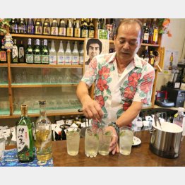 芭蕉布の名嘉元さん（提供写真）