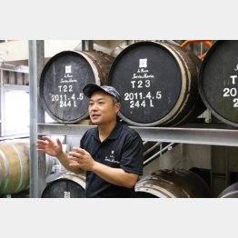 伊江島蒸溜所で説明する浅香さん（提供写真）