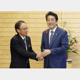 新知事は未知数（会談前に握手する安倍首相と玉城沖縄県知事）／（Ｃ）共同通信社