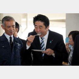 食事のマナーもデタラメ（Ｃ）日刊ゲンダイ