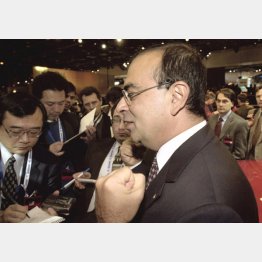 記者に囲まれ（２０００年１月）／（Ｃ）共同通信社