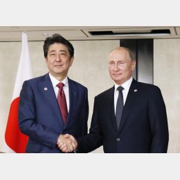 プーチン大統領（右）と握手する安倍首相（Ｃ）共同通信社