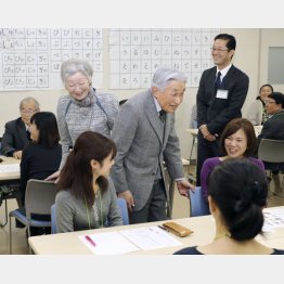 外国人支援のための講座受講者に声を掛けられる両陛下（代表撮影）