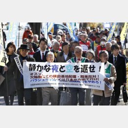 米軍横田基地騒音訴訟の判決で東京地裁立川支部に向かう原告団（Ｃ）共同通信社