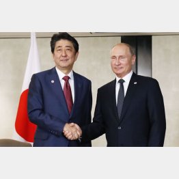 笑っている場合なのか（Ｃ）共同通信社