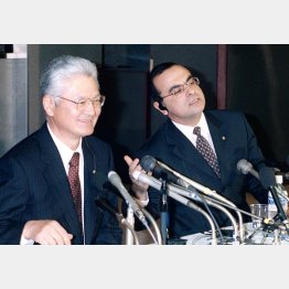 塙元社長（左）と（00年3月）／（Ｃ）共同通信社