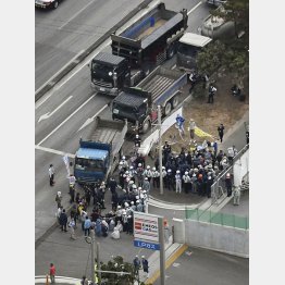 土砂搬入のダンプを阻止（共同通信社機から）