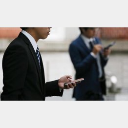 スマホがいきなり使えなくなったら…（写真はイメージ）／（Ｃ）日刊ゲンダイ