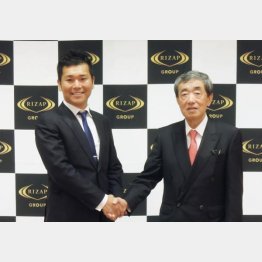カルビーから招かれた松本晃氏（右）とRIZAPグループ社長の瀬戸健氏（Ｃ）共同通信社
