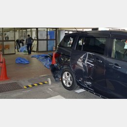 ぶつかってからじゃ遅い（区役所に突っ込んだ乗用車）（Ｃ）共同通信社