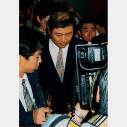 解任通告に激怒し球団事務所を後にする藤田平監督（Ｃ）共同通信社