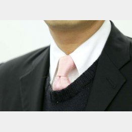 セーターはＶよりクルーネックでおしゃれ度ＵＰ（Ｃ）日刊ゲンダイ