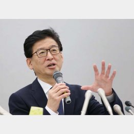医学部キャンパスで会見を開いた高山学部長（Ｃ）日刊ゲンダイ