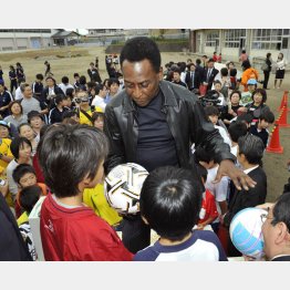 ペレにも苦言した（東日本大震災で宮城県名取市を訪れたペレ）（Ｃ）共同通信社