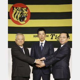 矢野新監督の就任会見で（左は藤原オーナー、右は揚塩球団社長）（Ｃ）共同通信社