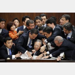 参院法務委で強行採決（Ｃ）日刊ゲンダイ
