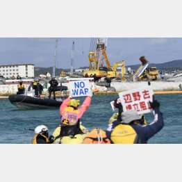 抗議活動が続く中、埋め立て用の土砂の投入が始まった辺野古の沿岸部（Ｃ）共同通信社