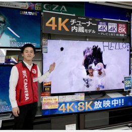 ビックカメラ池袋本店ビジュアルコーナーの萩原隆史氏（Ｃ）日刊ゲンダイ