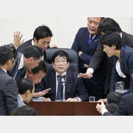 国会は大モメ（Ｃ）共同通信社