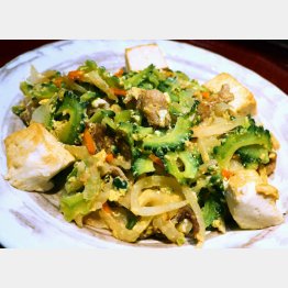 家庭菜園で採れたゴーヤでチャンプルー（Ｃ）日刊ゲンダイ