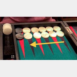 矢印の方向に白いコマの敵が攻めている（提供写真）