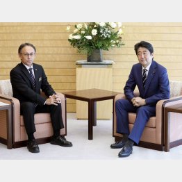 舌の根も乾かぬうちに…（沖縄県の玉城知事・左と会談する安倍首相）／（Ｃ）共同通信社